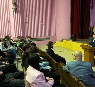 Традиционные семейные ценности: встреча в авиационном техникуме