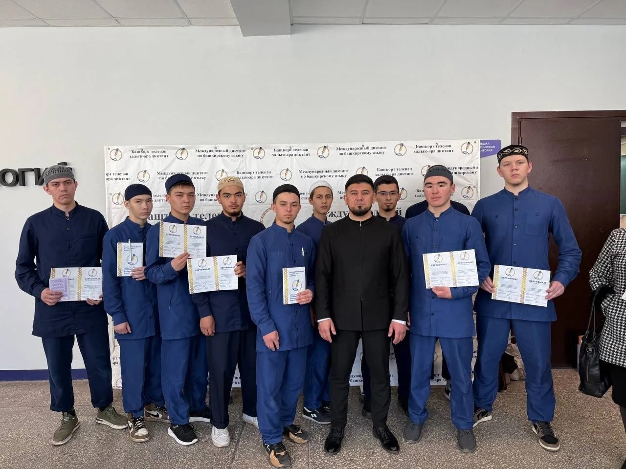 СТУДЕНТЫ ИСЛАМСКОГО КОЛЛЕДЖА НАПИСАЛИ ДИКТАНТ ПО БАШКИРСКОМУ ЯЗЫКУ